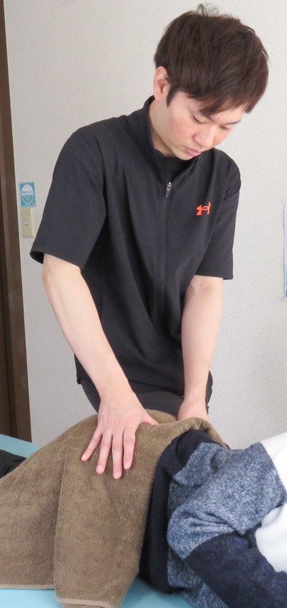 関節の動きを確かめながらの施術