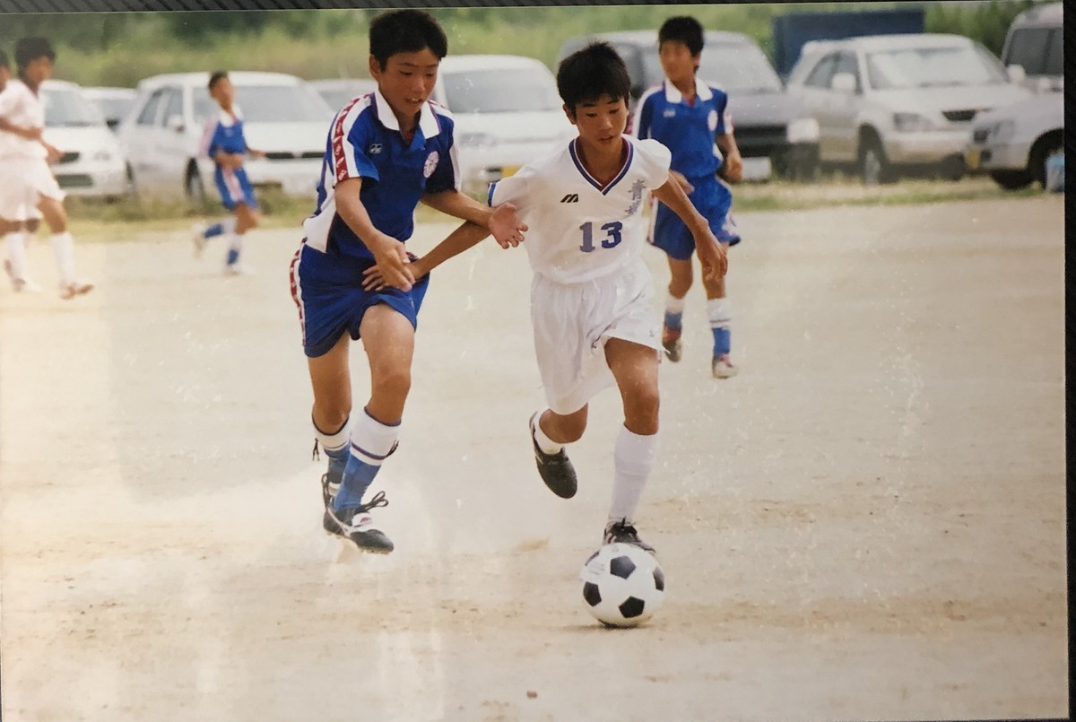 小学生時代、試合でドリブルする岩永聖也院長